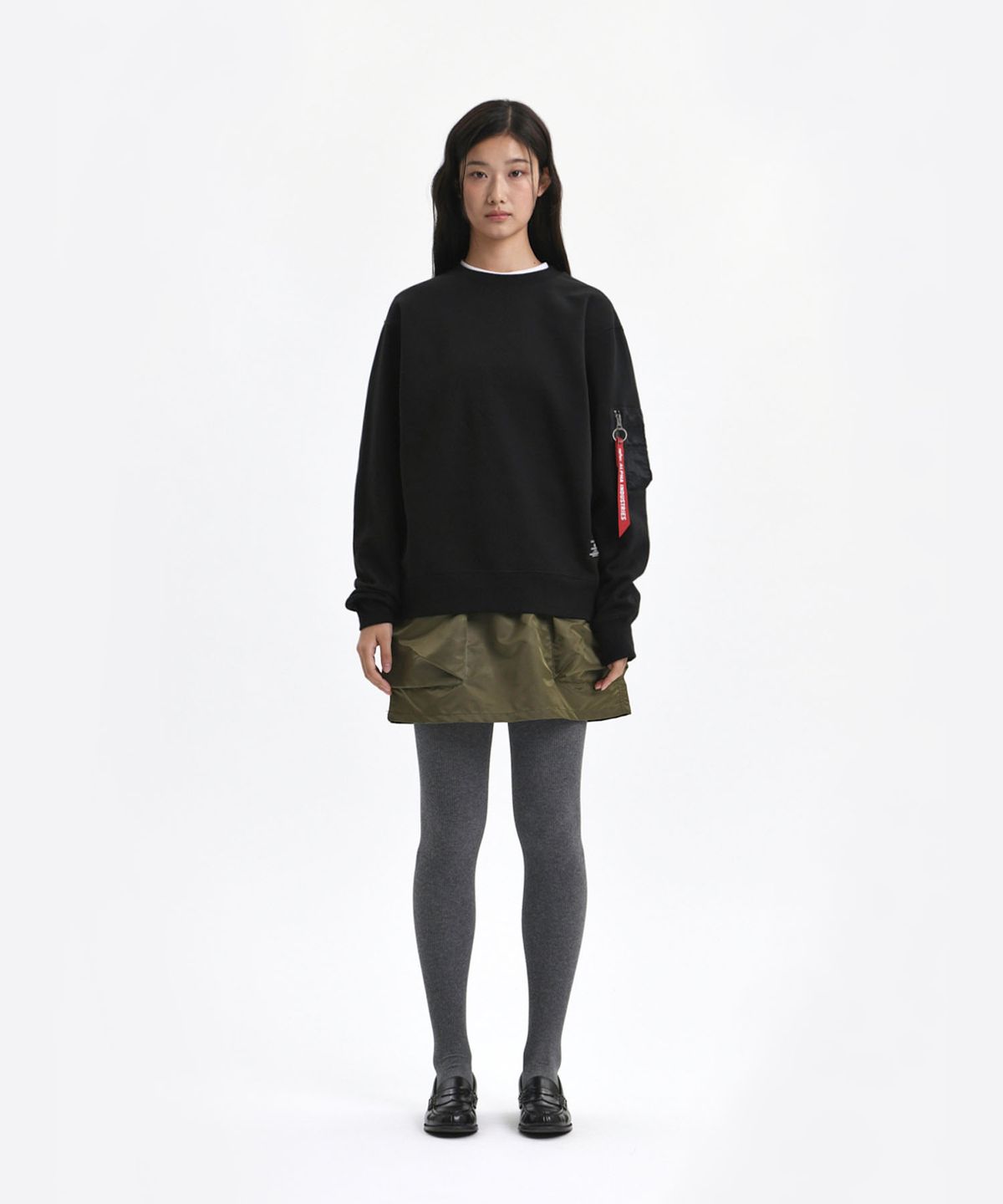 알파 인더스트리(ALPHA INDUSTRIES) 유틸리티 포켓 크루 릴렉스 핏 스웻셔츠 블랙
