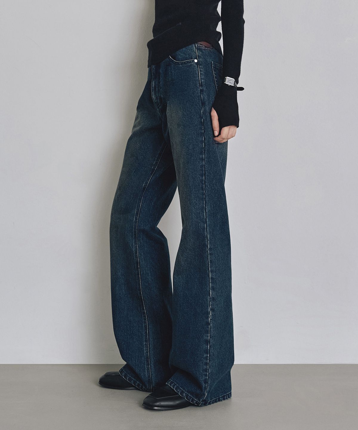 커스텀어클락 우먼(COSTUMEOCLOCK WOMAN) 루즈핏 부츠컷 데님 팬츠 블루 COWPT002BLUE