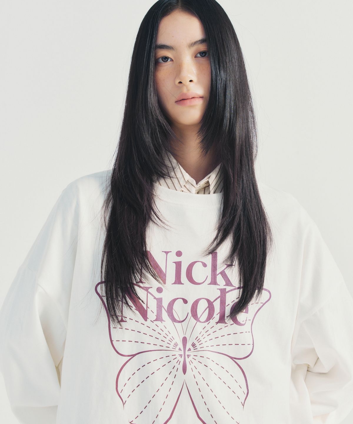 닉앤니콜(NICK&NICOLE) BUTTERFLY SIGNATURE LS TOP_WHITE BURGUNDY