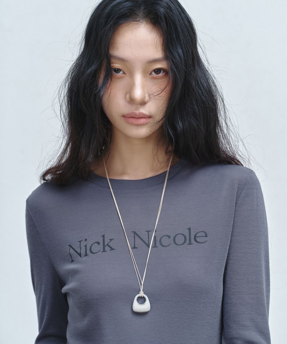 닉앤니콜(NICK&NICOLE) NICOLE SHEER LAYERED LOGO SLEEVE TOP_NAVY