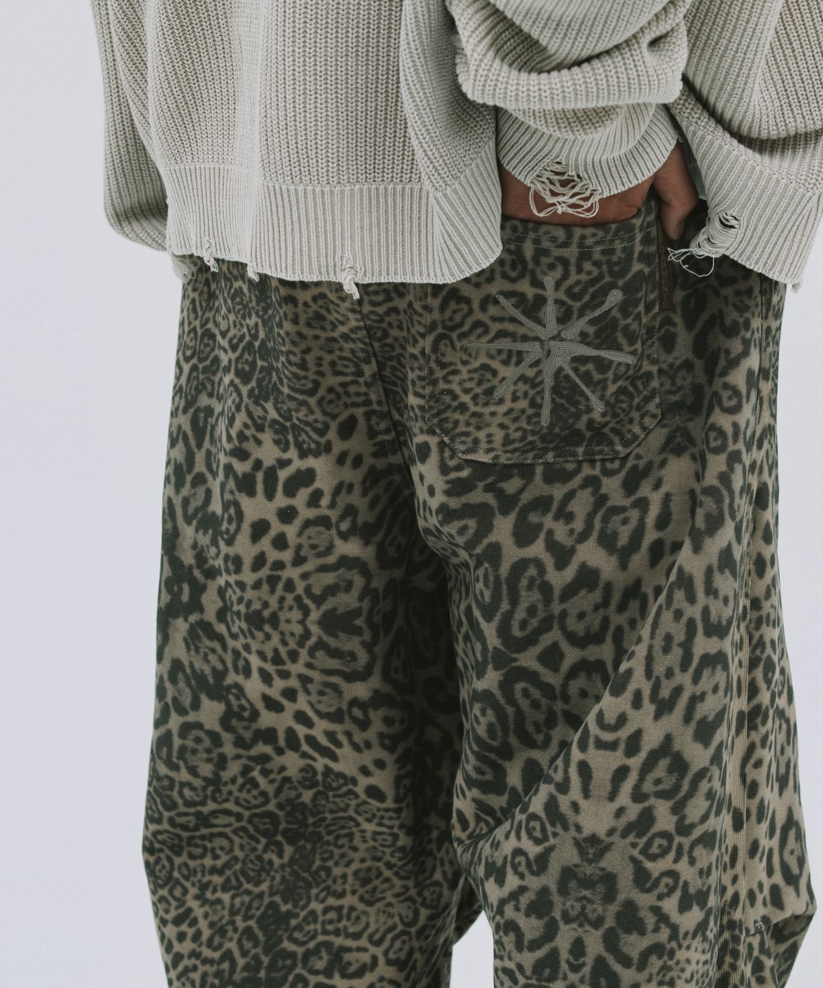 데프가먼츠(DEFGARMENTS) LEOPARD SWEAT PANTS [BROWN]