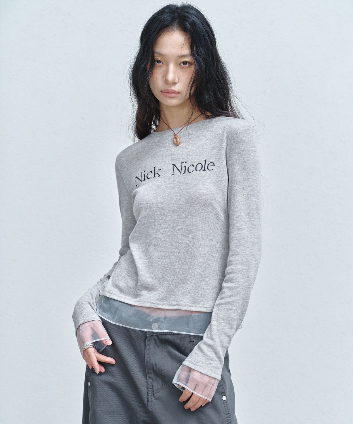 닉앤니콜(NICK&NICOLE) NICOLE SHEER LAYERED LOGO SLEEVE TOP_GRAY
