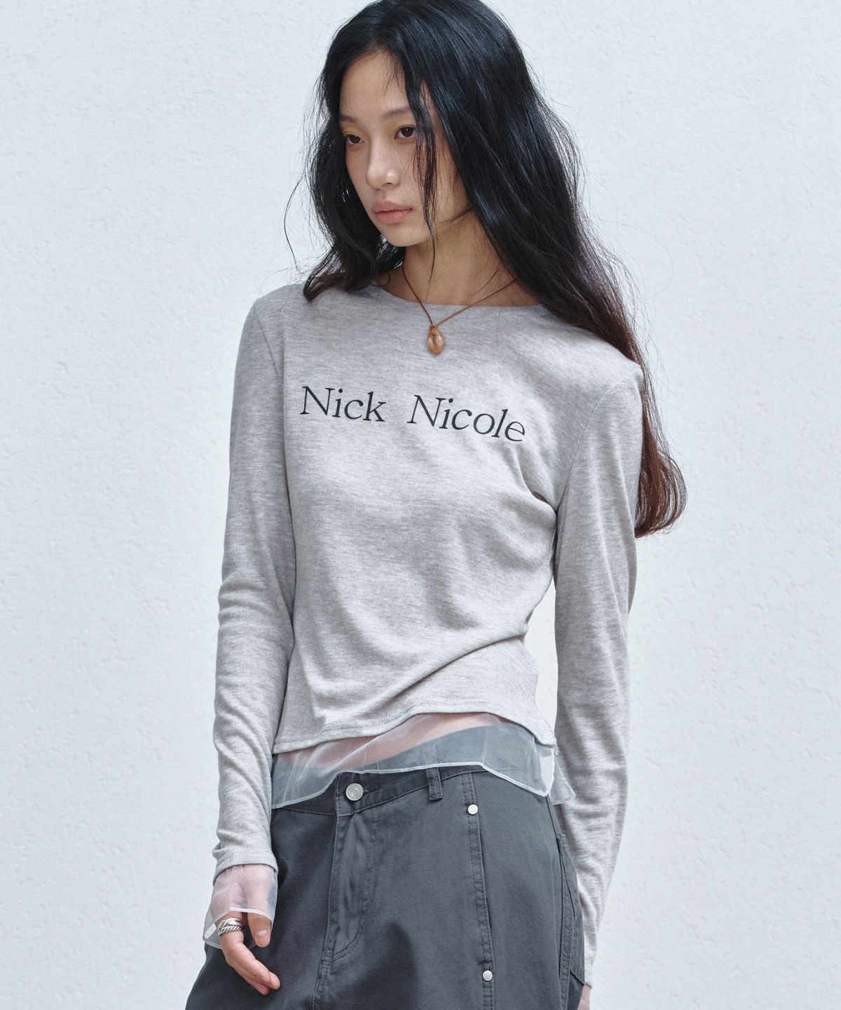 닉앤니콜(NICK&NICOLE) NICOLE SHEER LAYERED LOGO SLEEVE TOP_GRAY
