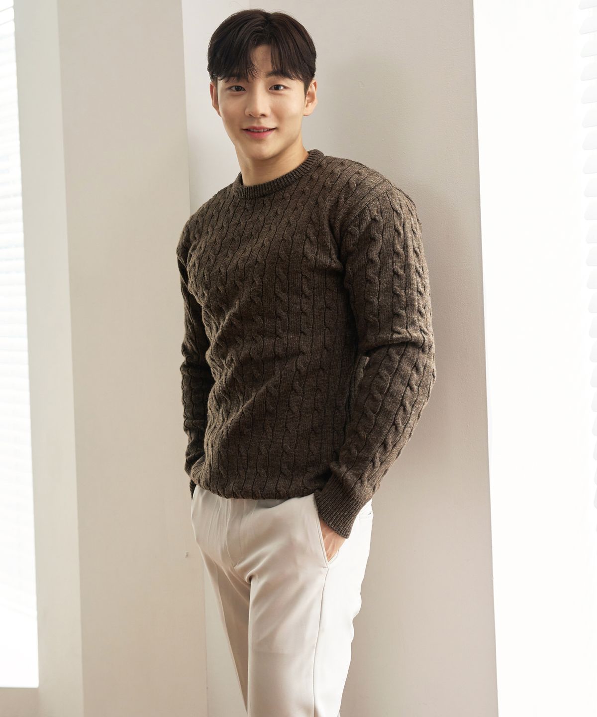 핵쿨남(HECKCOOLNAM) 어깨넓어보이는 남자 머슬핏 꽈배기 니트