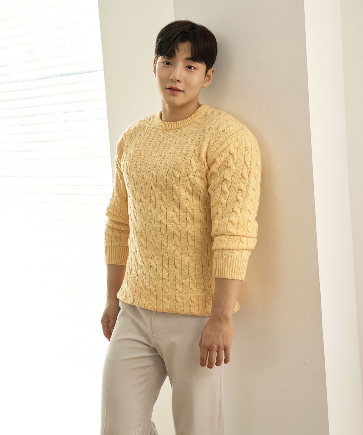핵쿨남(HECKCOOLNAM) 어깨넓어보이는 남자 머슬핏 꽈배기 니트