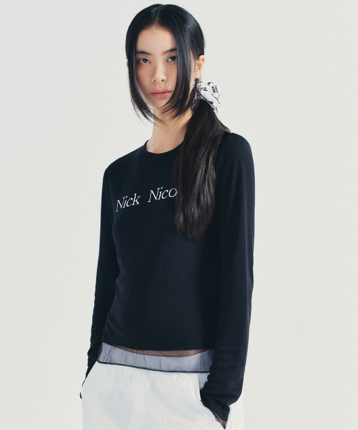닉앤니콜(NICK&NICOLE) NICOLE SHEER LAYERED LOGO SLEEVE TOP_BLACK