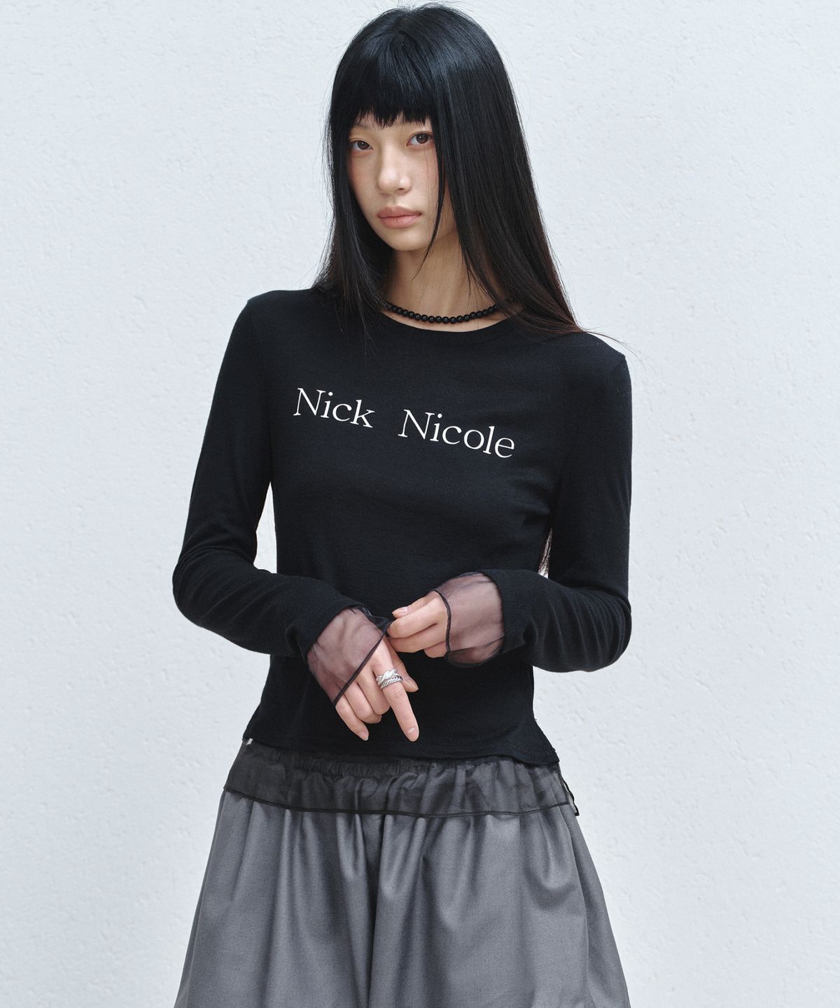 닉앤니콜(NICK&NICOLE) NICOLE SHEER LAYERED LOGO SLEEVE TOP_BLACK