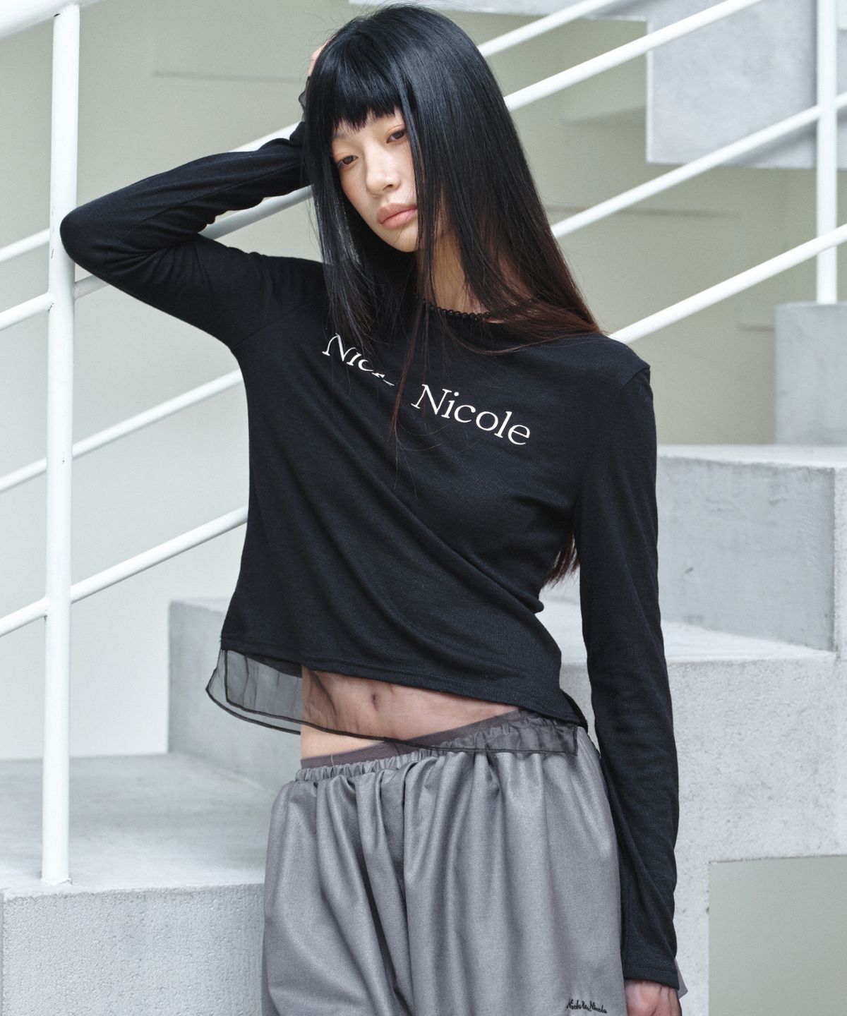 닉앤니콜(NICK&NICOLE) NICOLE SHEER LAYERED LOGO SLEEVE TOP_BLACK