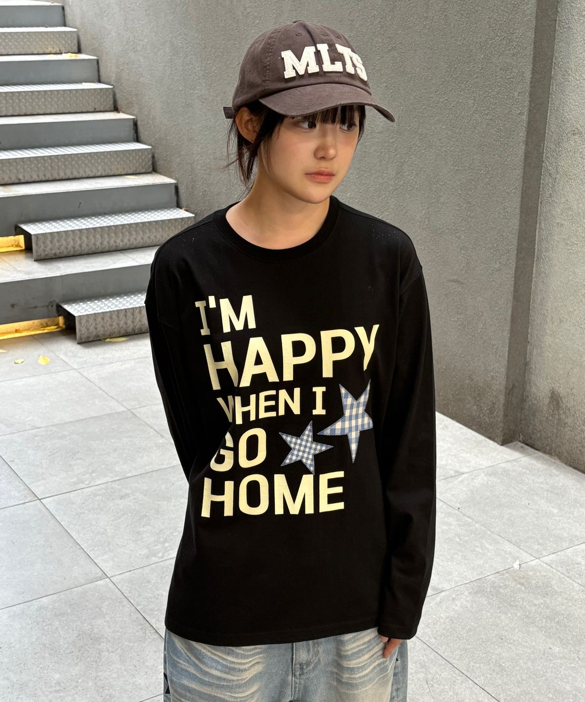 와이케이(WAIKEI) I AM HAPPY 롱슬리브 티셔츠 블랙