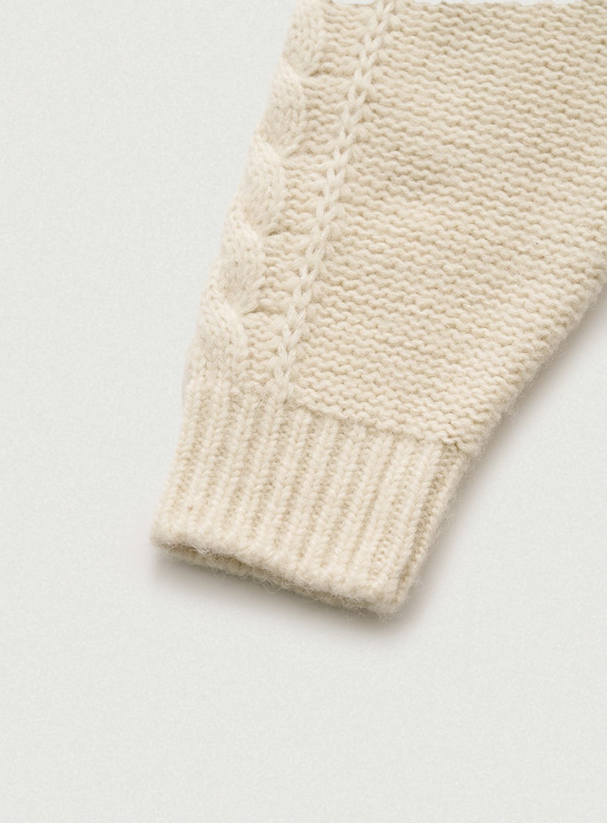 더바넷(THEBARNNET) Pope Cable Knit Sweater