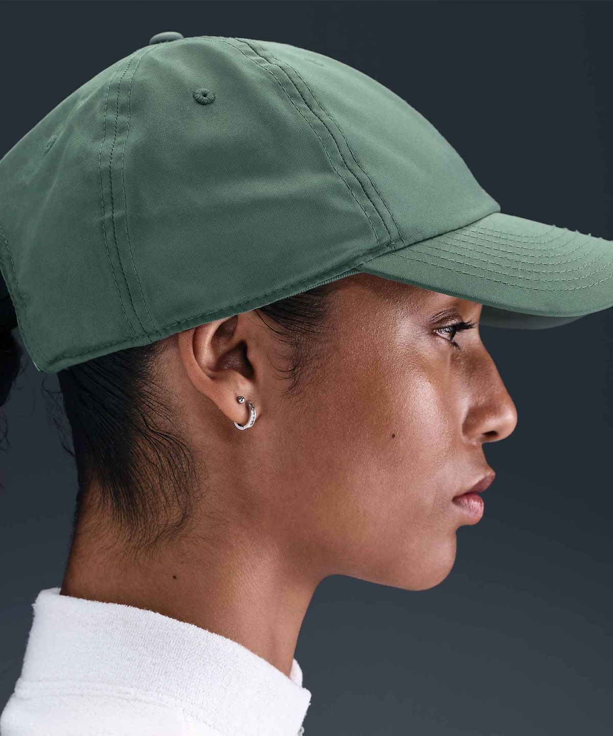나이키(NIKE) 드라이 핏 클럽 언스트럭처 메탈 스우시 캡 - 클레이 그린:메탈릭 블랙 / FB5372-364