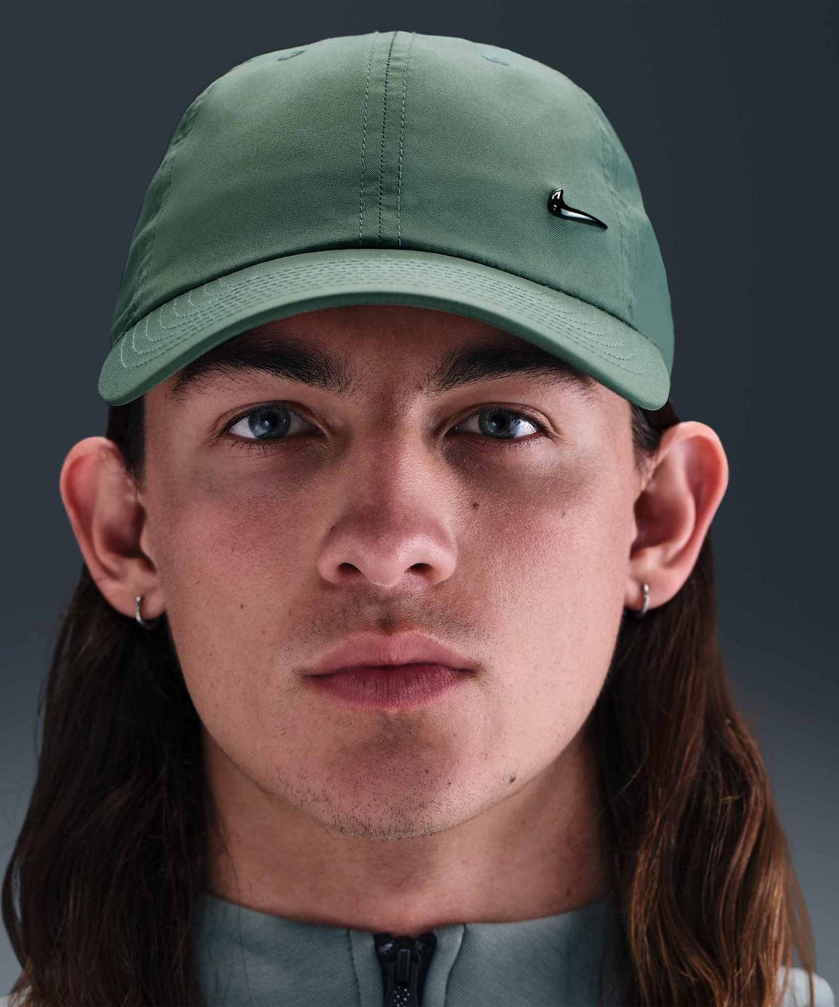 나이키(NIKE) 드라이 핏 클럽 언스트럭처 메탈 스우시 캡 - 클레이 그린:메탈릭 블랙 / FB5372-364