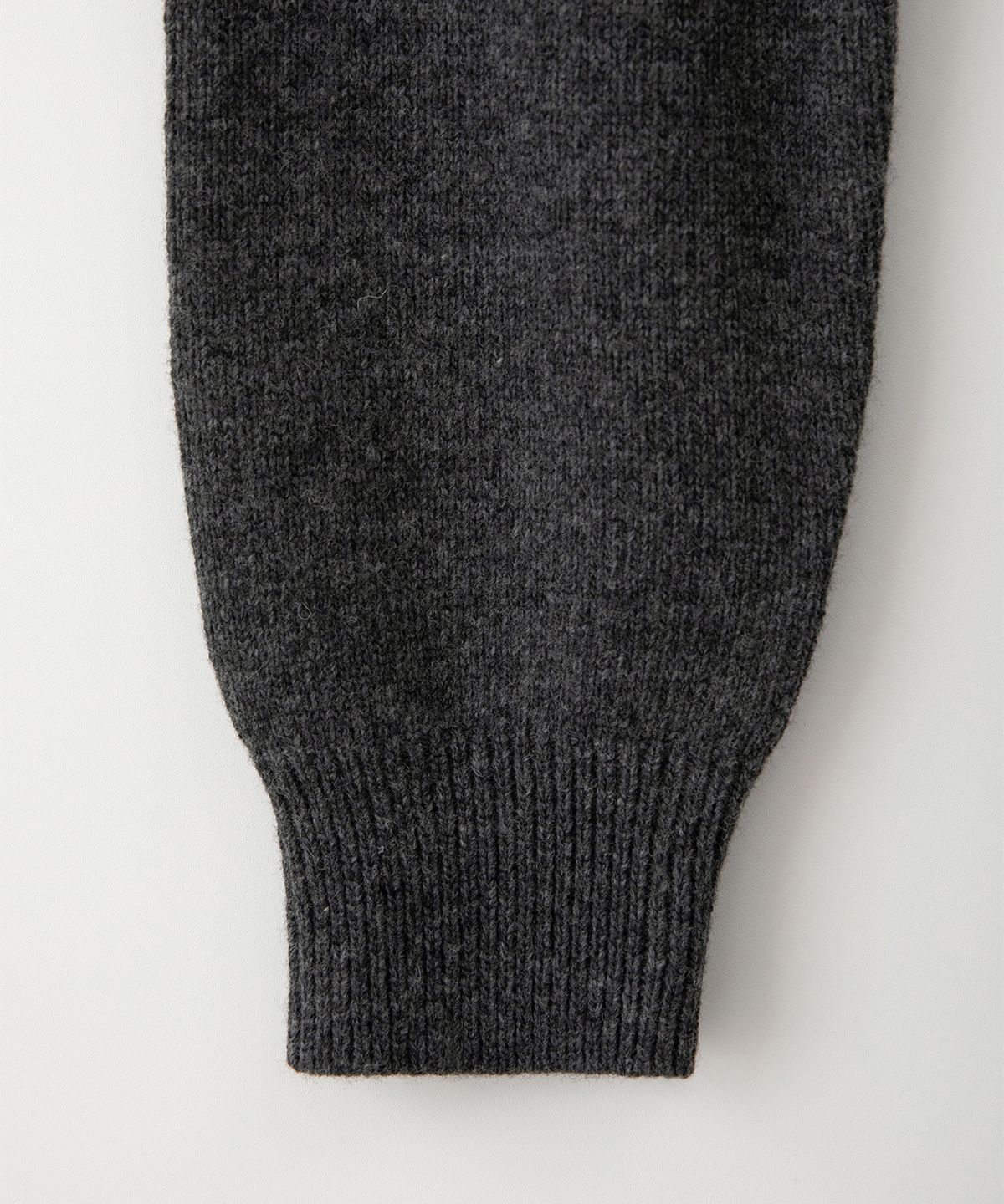 썸웨어버터(SOMEWHEREBUTTER) Noelle Argyle Knit - Charcoal