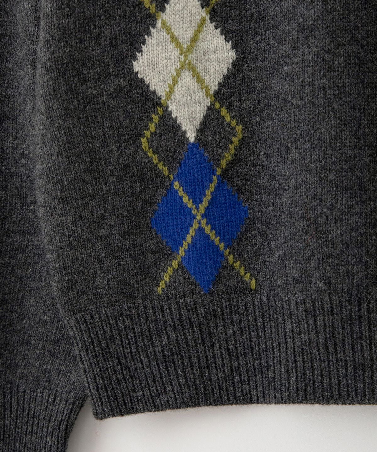 썸웨어버터(SOMEWHEREBUTTER) Noelle Argyle Knit - Charcoal