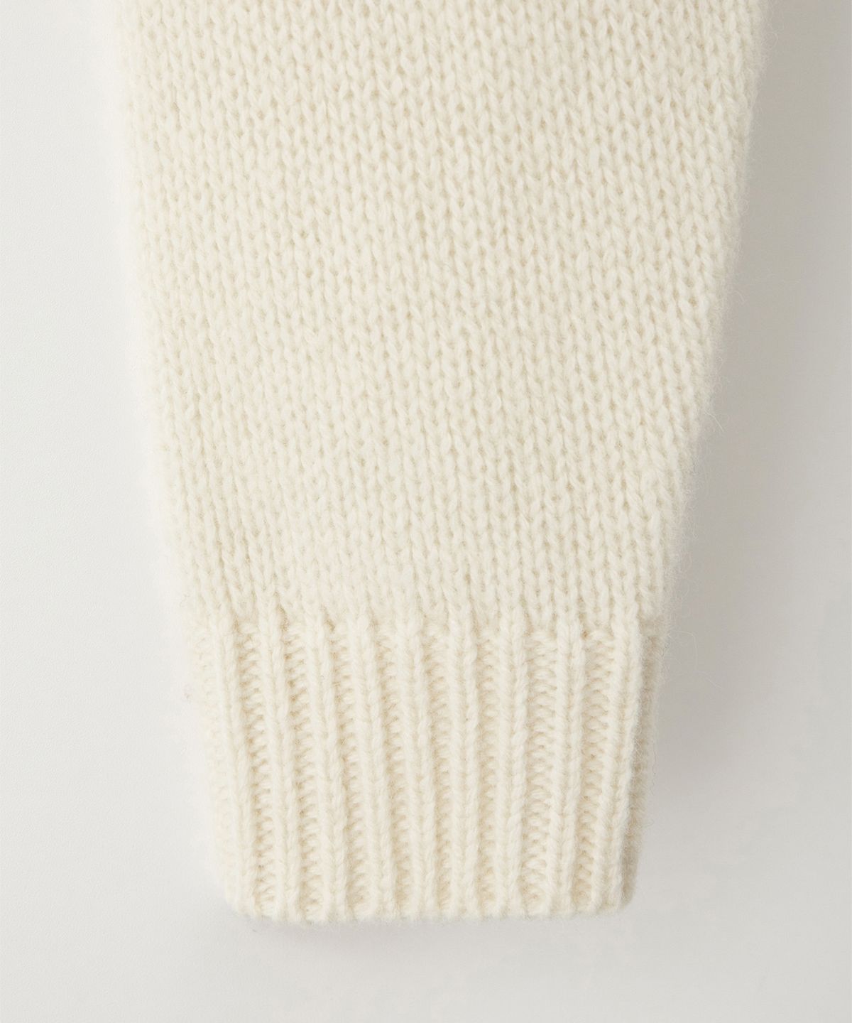 썸웨어버터(SOMEWHEREBUTTER) Boucle Heart Wool Knit - Ivory