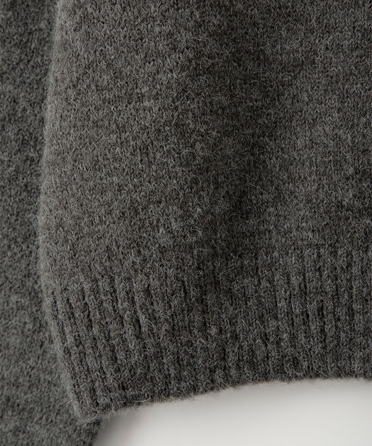 썸웨어버터(SOMEWHEREBUTTER) Manon Alpaca Cardigan - Charcoal