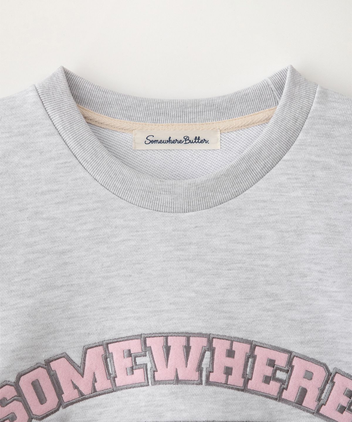 썸웨어버터(SOMEWHEREBUTTER) Square Logo Sweatshirt - White Melange