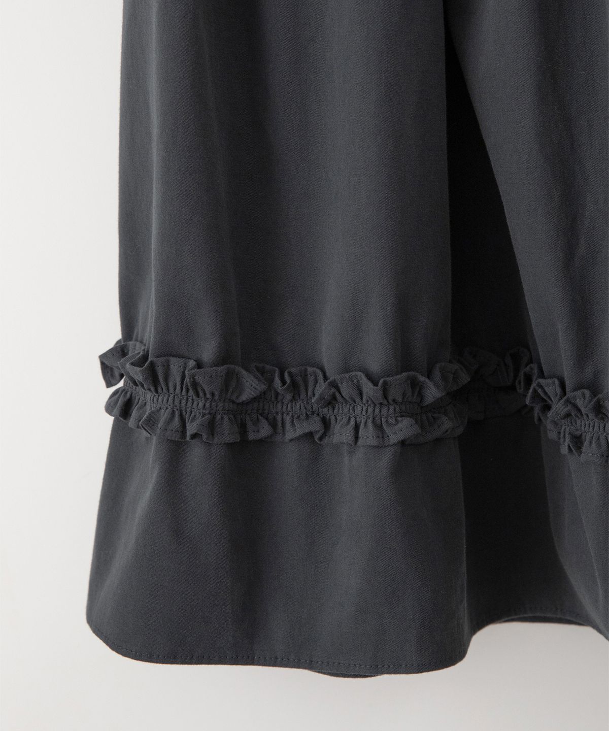 썸웨어버터(SOMEWHEREBUTTER) Button Shirring Long Skirt - Charcoal