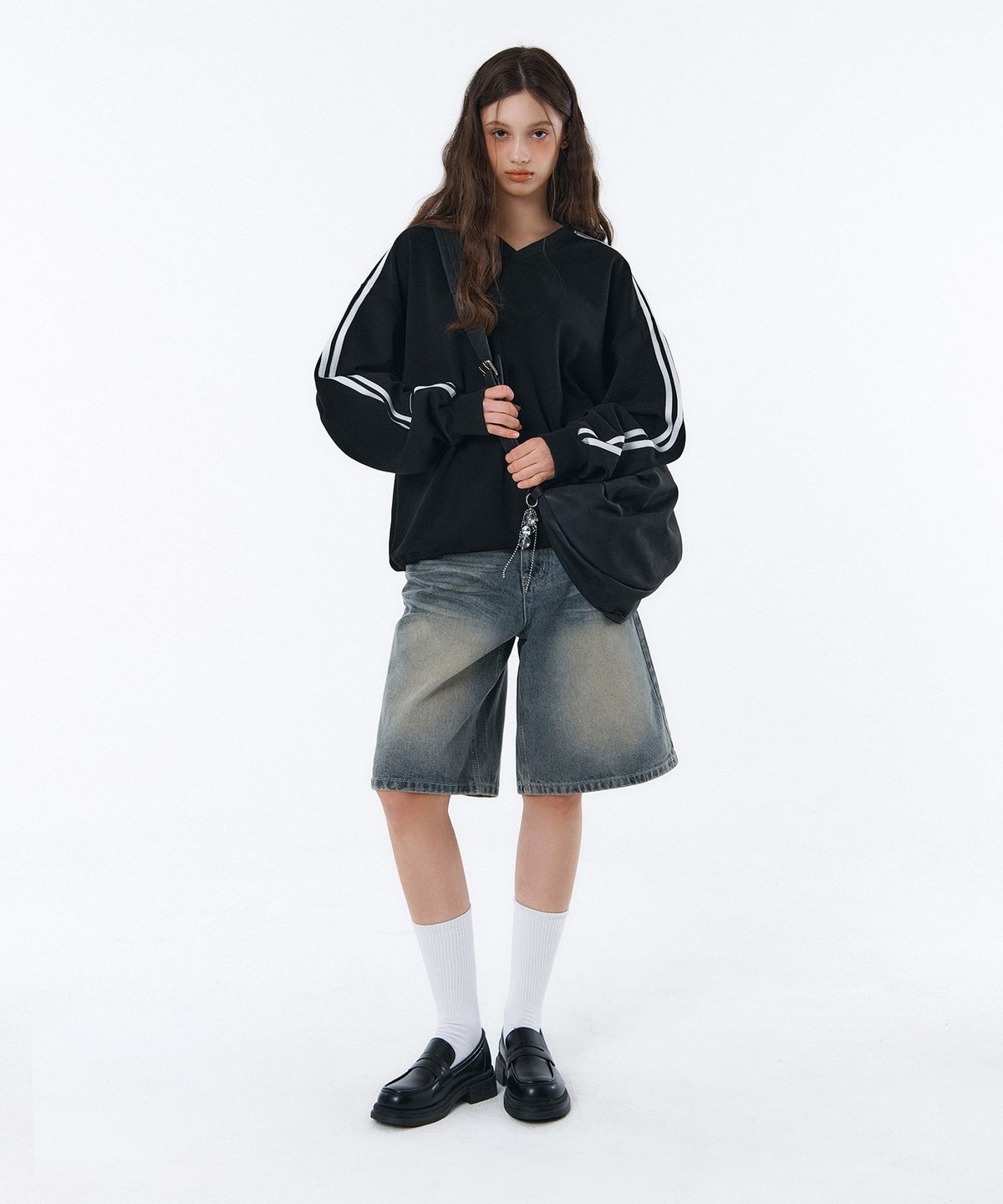 랜덤오프(RANDOMOFF) [Unisex] SPORTY TRACK V-NECK OVER FIT SWEATSHIRT (4color)