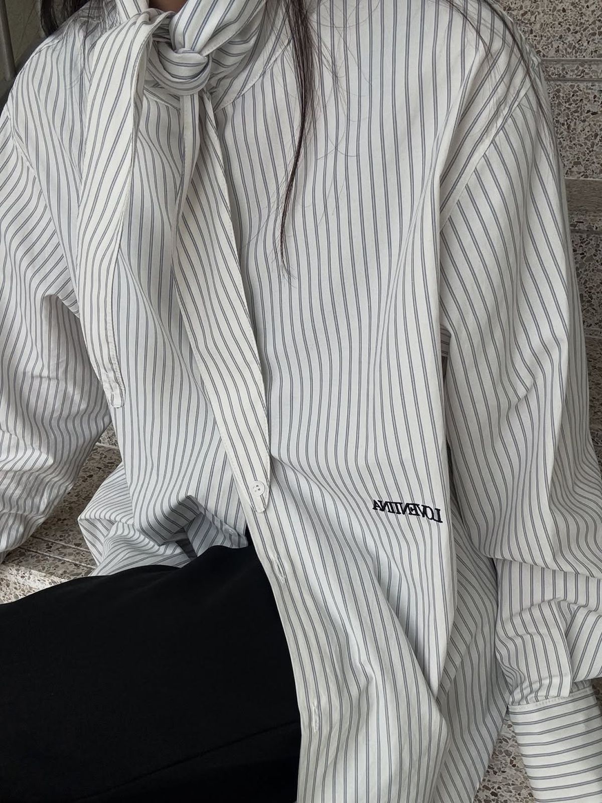 러벤티나(LOVENTINA) 드레이프 스카프 셔츠_화이트