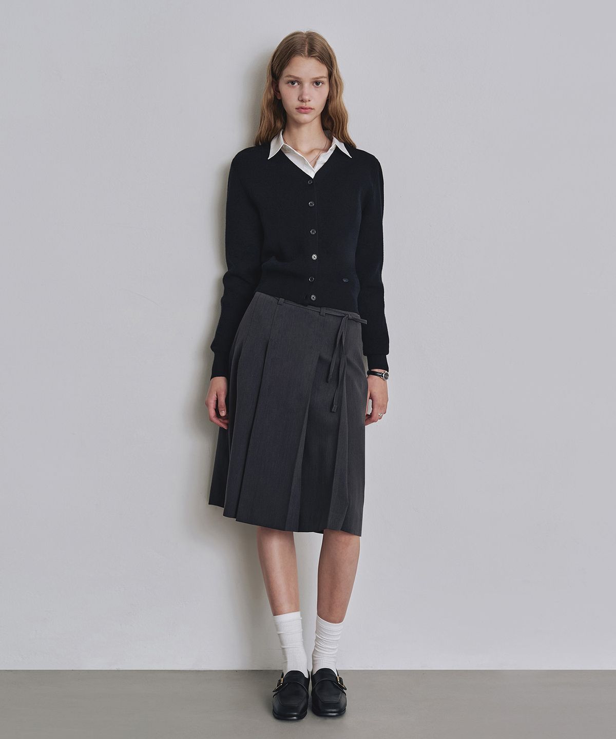 커스텀어클락 우먼(COSTUMEOCLOCK WOMAN) 포멀 플리츠 미디 스커트 차콜 COWSK001CHARCOAL