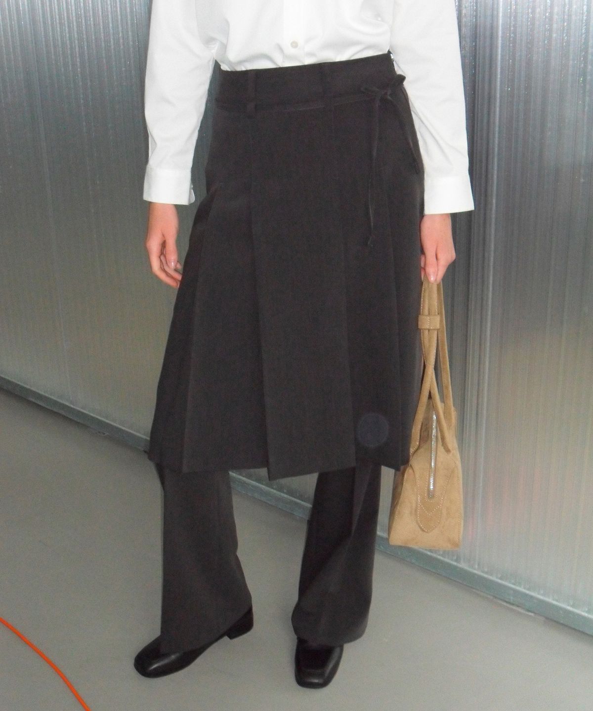 커스텀어클락 우먼(COSTUMEOCLOCK WOMAN) 포멀 플리츠 미디 스커트 차콜 COWSK001CHARCOAL