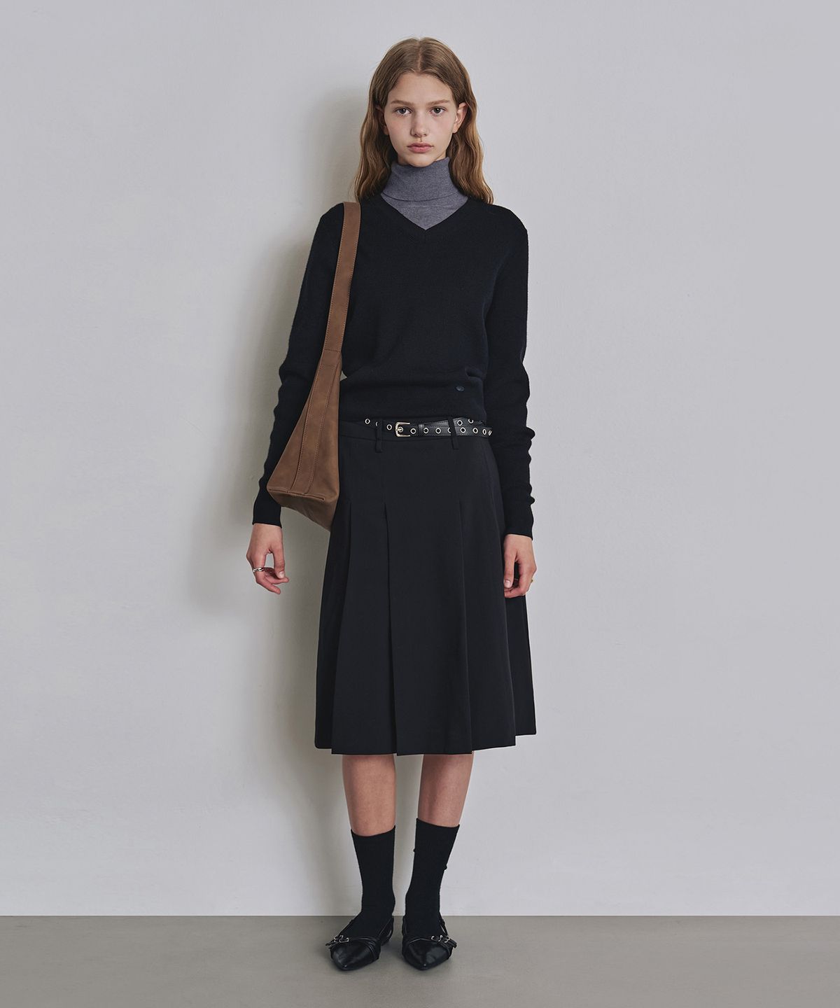 커스텀어클락 우먼(COSTUMEOCLOCK WOMAN) 포멀 플리츠 미디 스커트 블랙 COWSK001BLACK