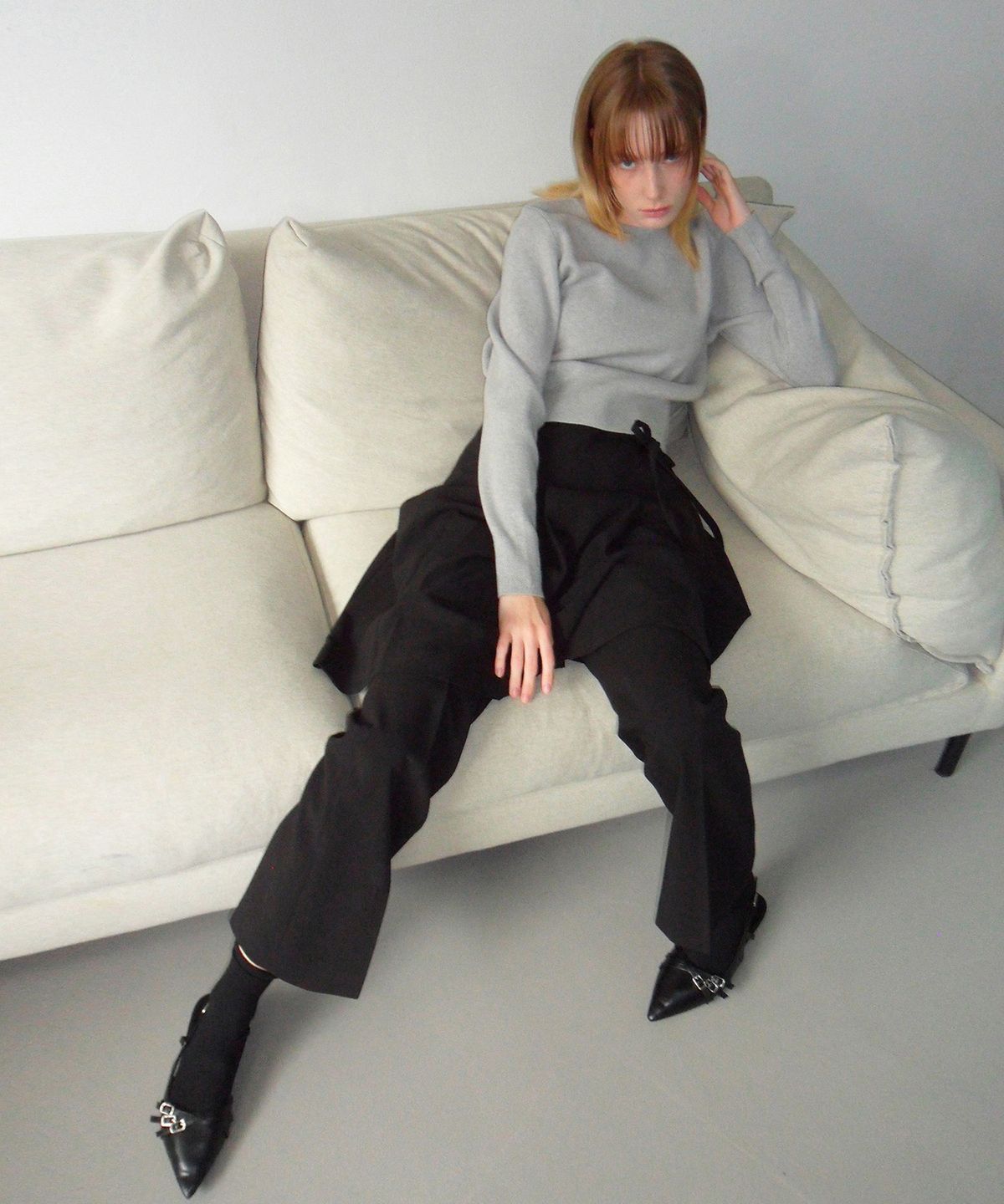 커스텀어클락 우먼(COSTUMEOCLOCK WOMAN) 포멀 플리츠 미디 스커트 블랙 COWSK001BLACK