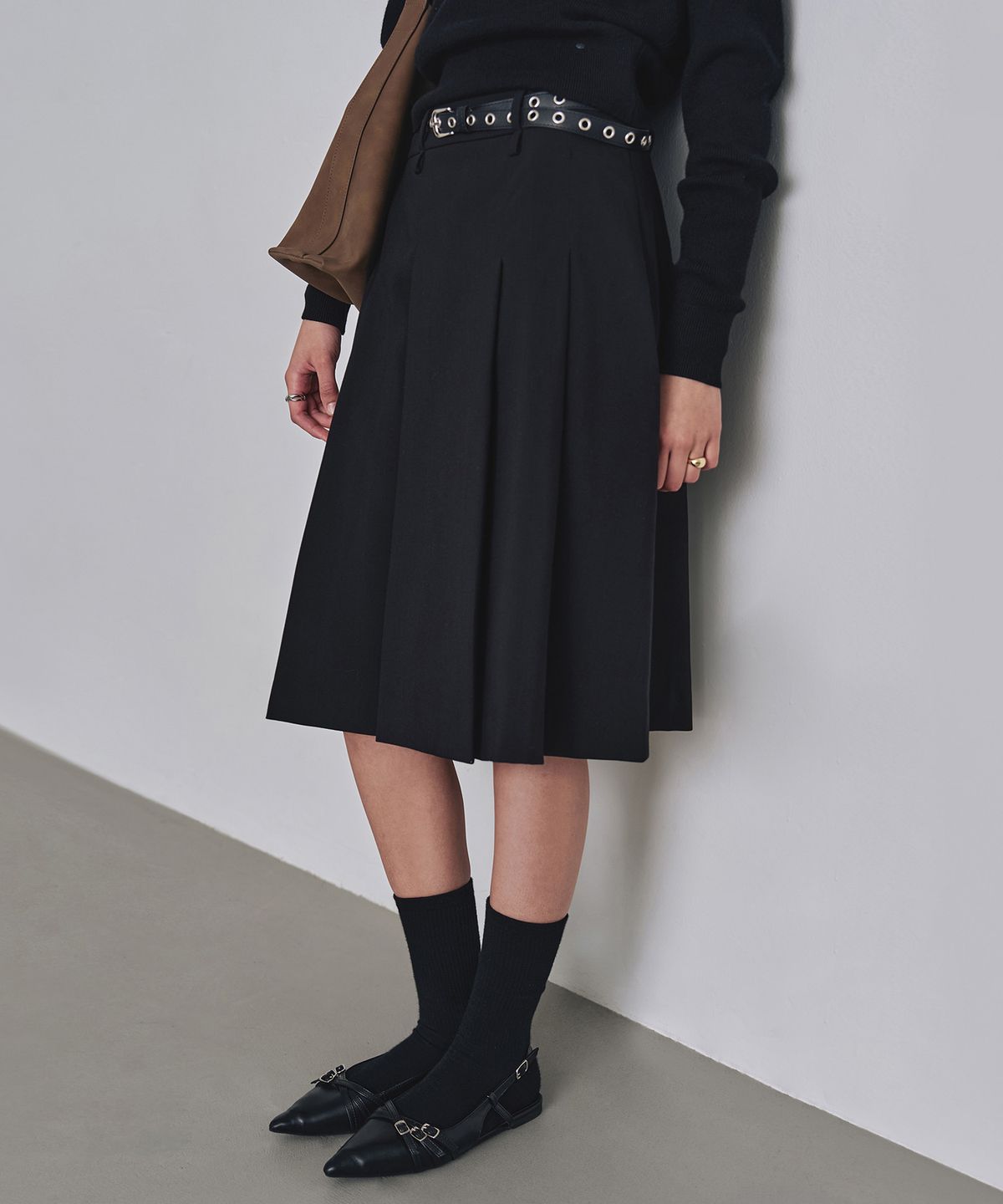 커스텀어클락 우먼(COSTUMEOCLOCK WOMAN) 포멀 플리츠 미디 스커트 블랙 COWSK001BLACK