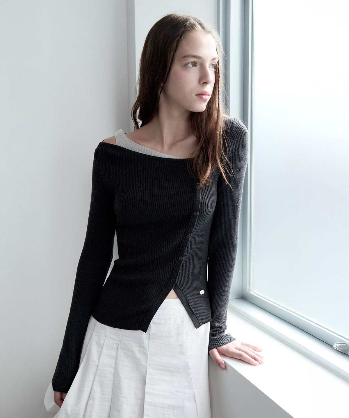 로라로라(ROLAROLA) WOOL BLENDED CUT OUT BUTTON KNIT CHARCOAL