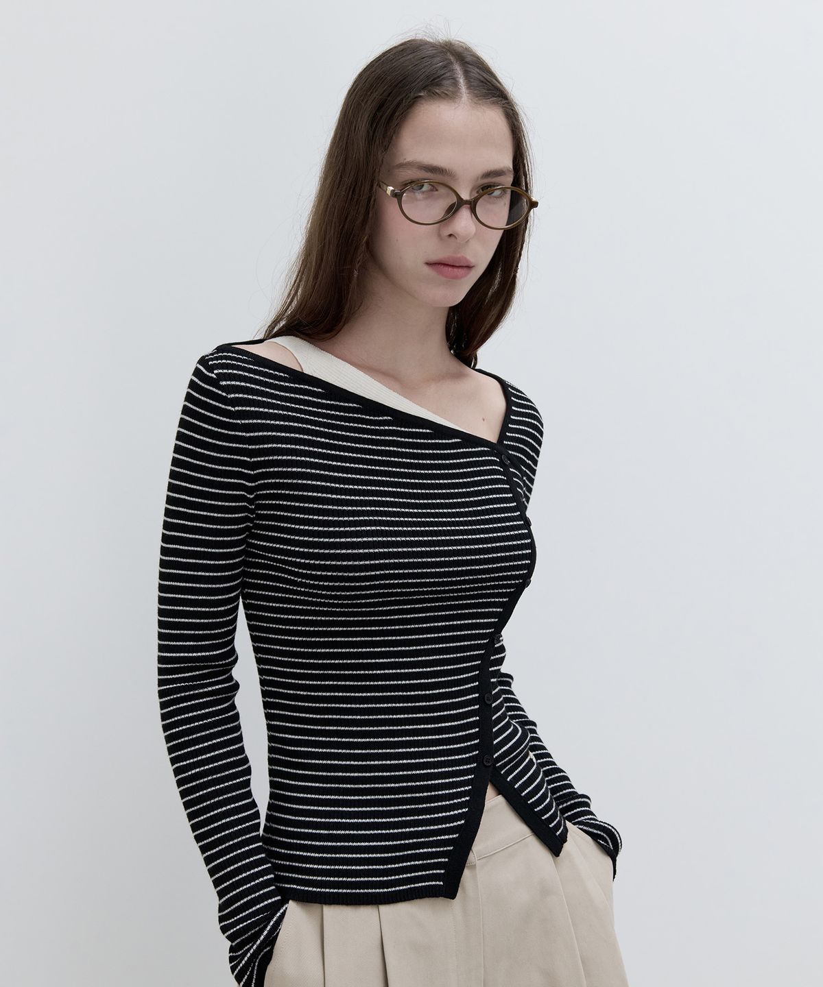 로라로라(ROLAROLA) WOOL BLENDED CUT OUT BUTTON KNIT BK+IV