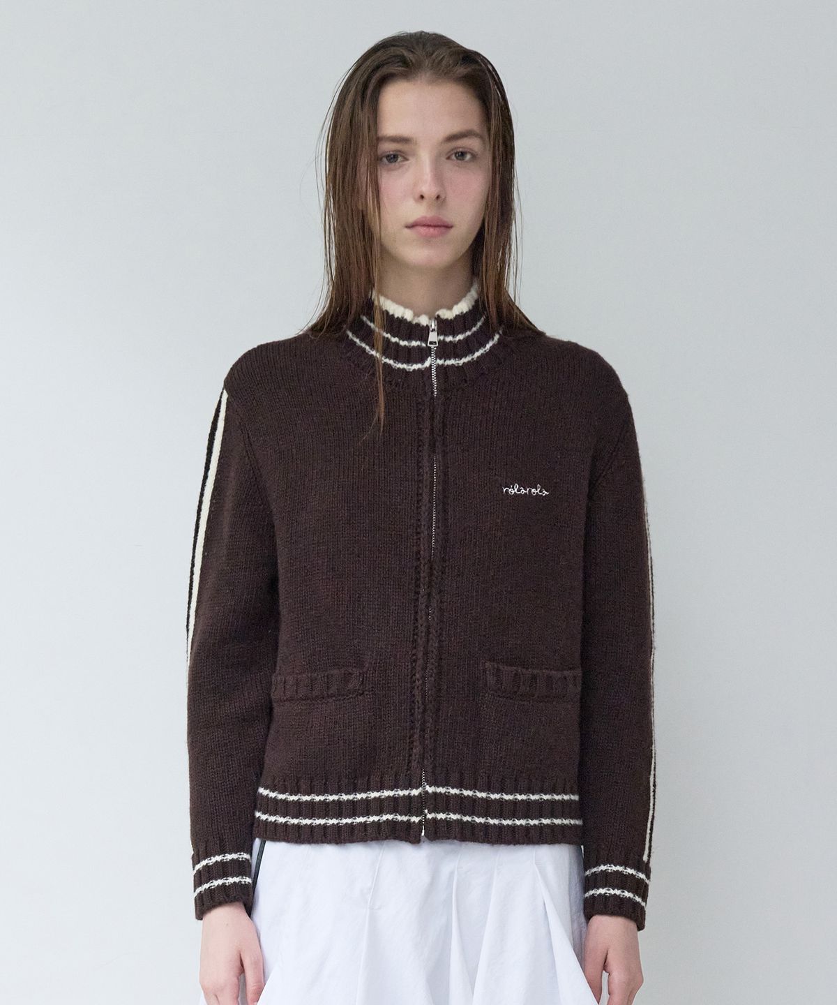 로라로라(ROLAROLA) MAISON DE ROLA EMBROIDERY WOOL BLENDED KNIT ZIP-UP BROWN