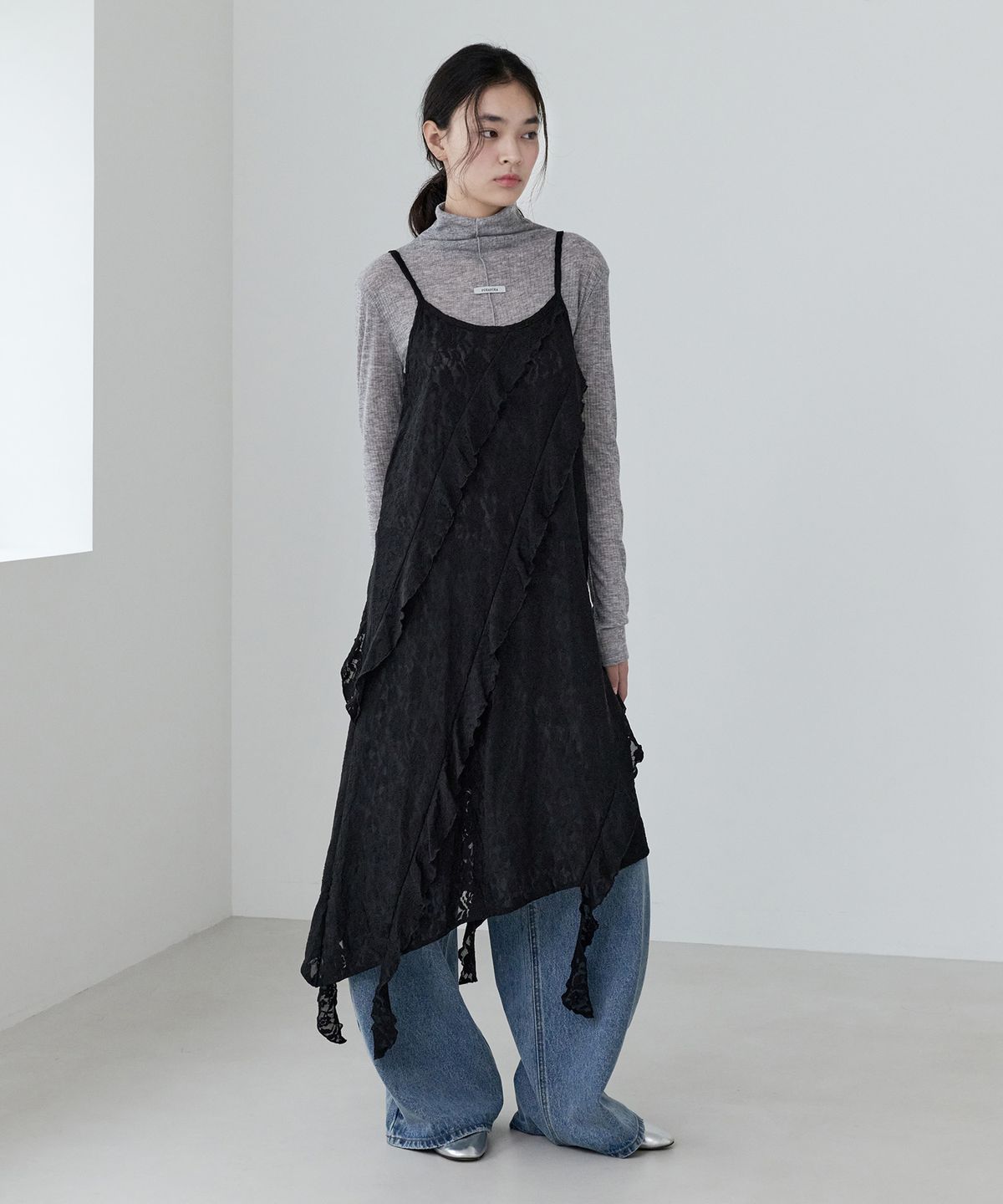 로라로라(ROLAROLA) LACE RUFFLE SLEEVELESS ONEPIECE BLACK