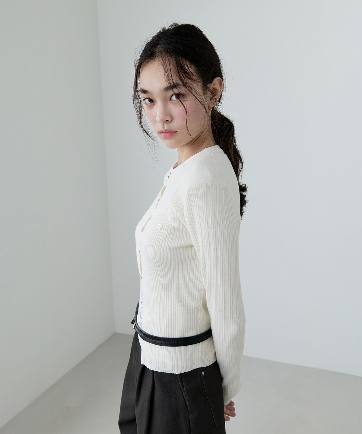 로라로라(ROLAROLA) BUTTON POINT SLIM CARDIGAN IVORY