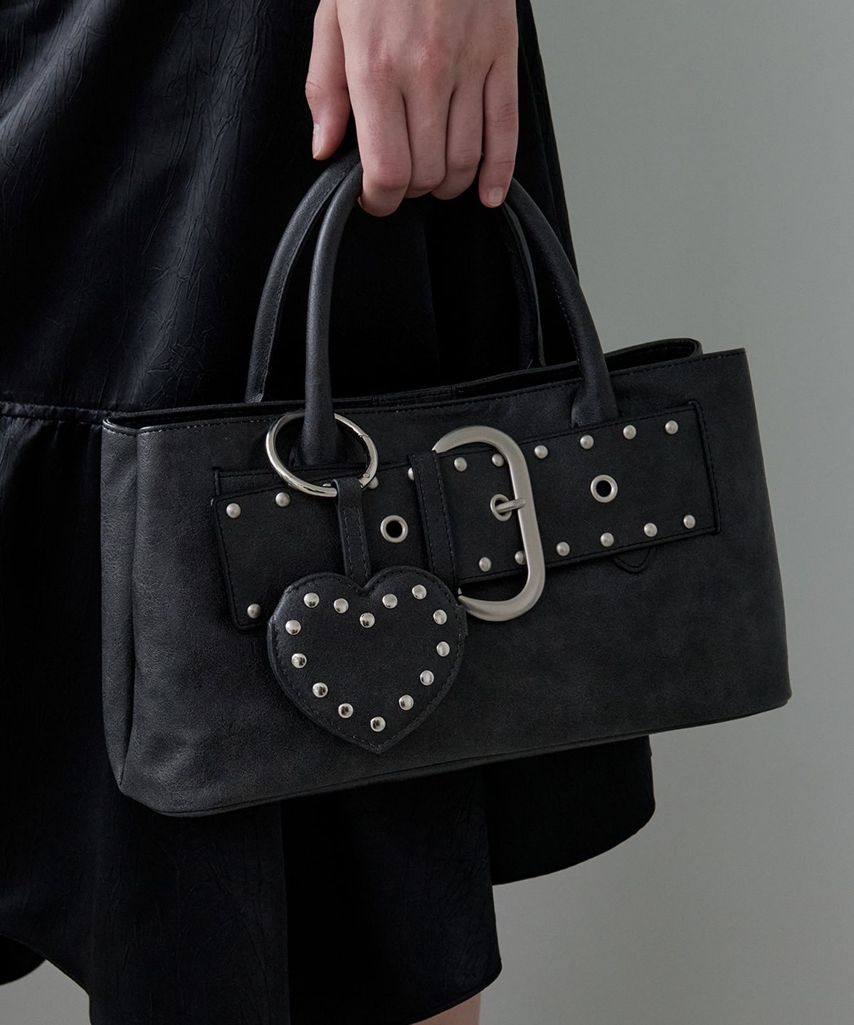로라로라(ROLAROLA) LEATHER BUCKLE BAG BLACK
