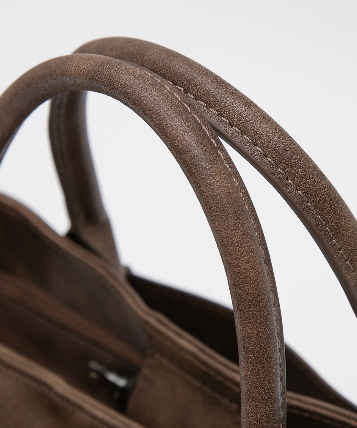 로라로라(ROLAROLA) LEATHER BUCKLE BAG BROWN
