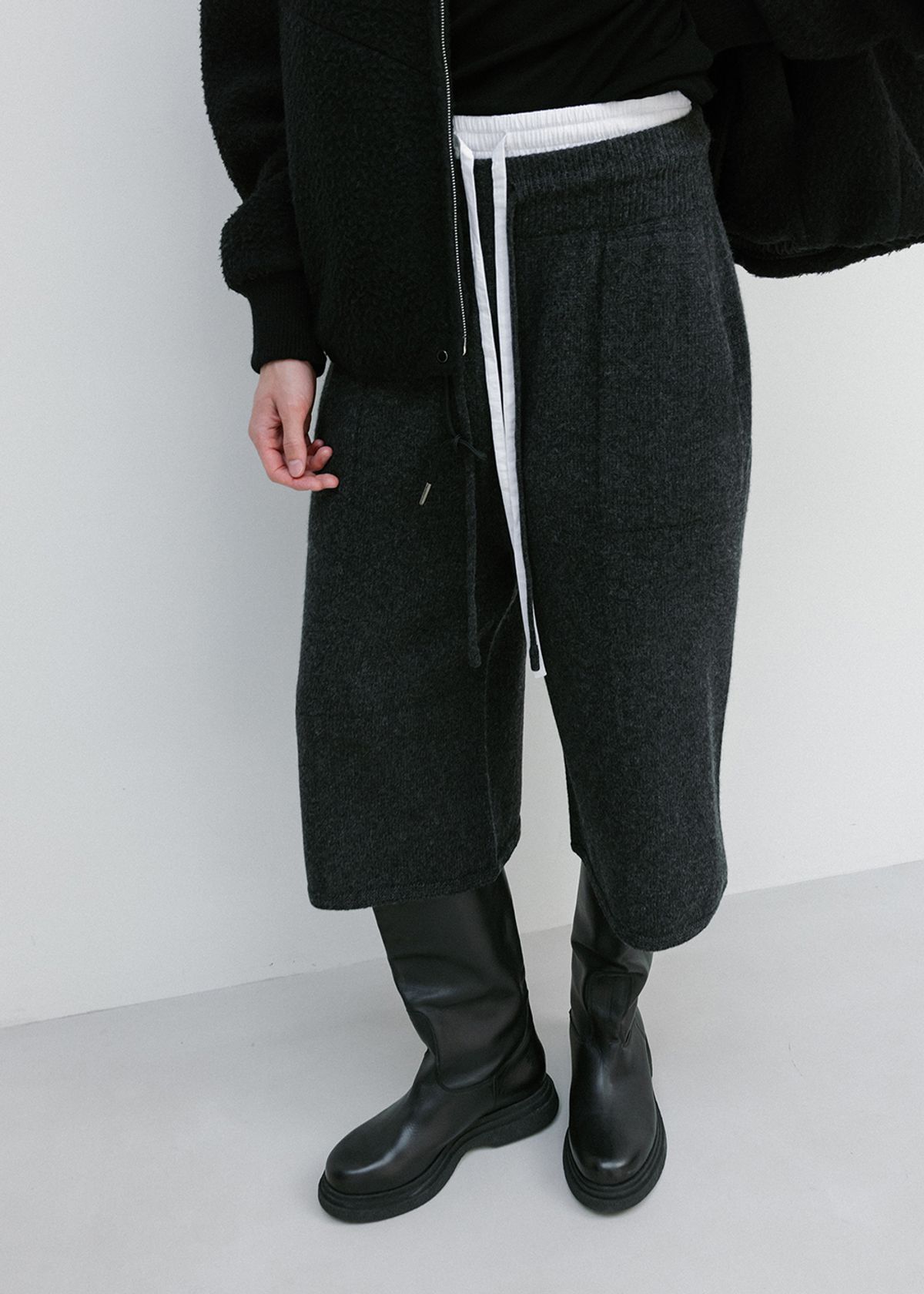 우마뭉(UMARMUNG) Super Fine Merino Wholegarment Bermuda Pants_Graphite