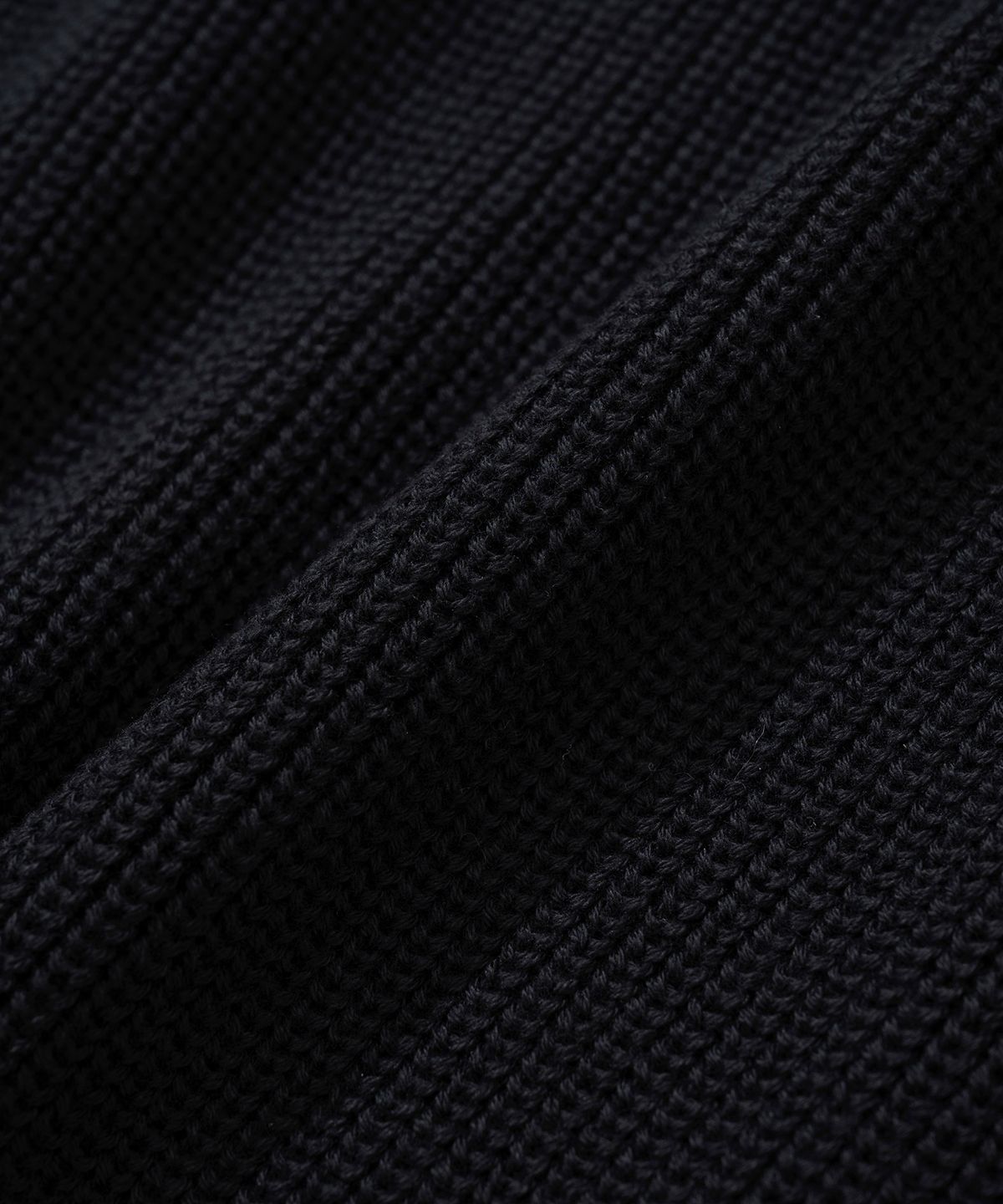 니티드(KNITTED) 코튼 헨리넥 와플 니트 BLACK