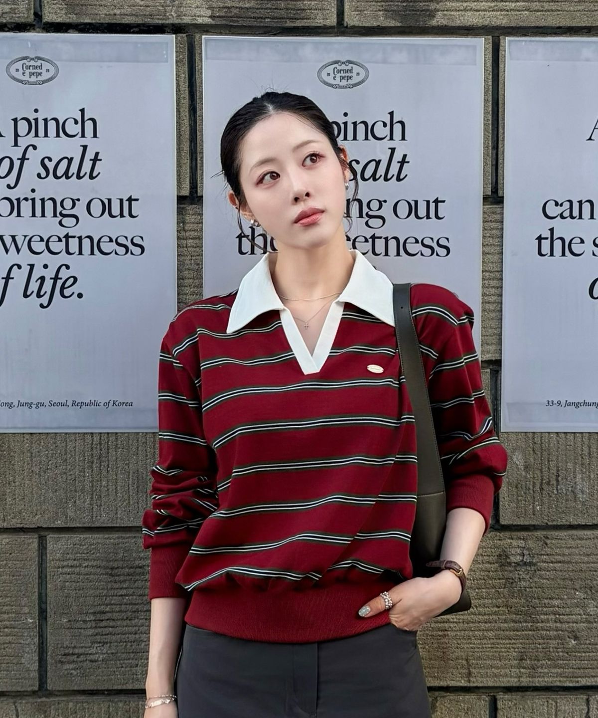 아워호프(OURHOPE) 스트라이프 로고 카라 스웨트셔츠 - 버건디