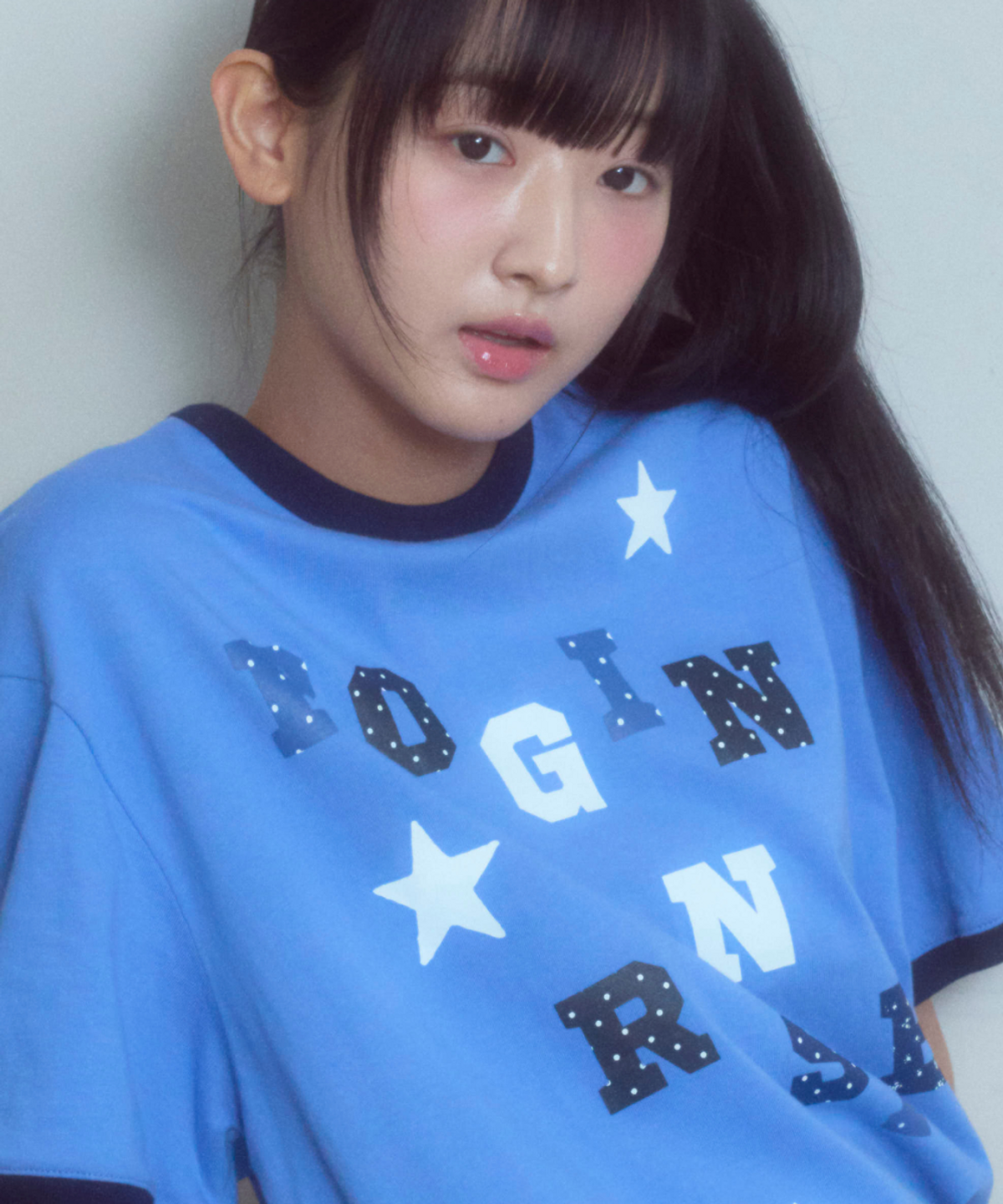 로긴 앤 로지(ROGIN N ROSIE) Logo Spell Point Starry Ringer T-shirt Blue