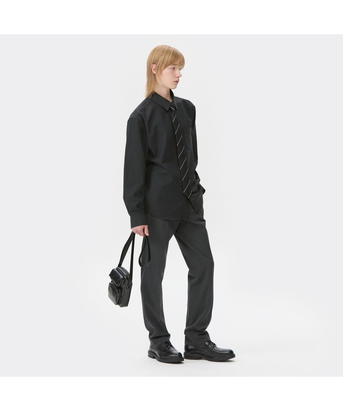 커스텀멜로우(CUSTOMELLOW) Black Regular Fit Solid Shirt CWSAW25101BKX