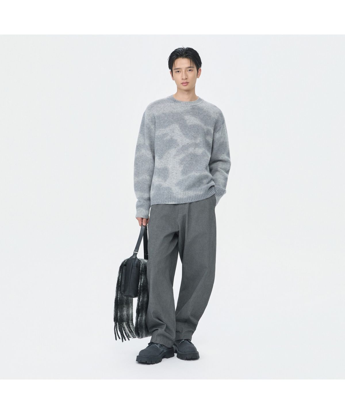 커스텀멜로우(CUSTOMELLOW) Grey Stain Printed Round Neck Sweater CWWAW25803GYX