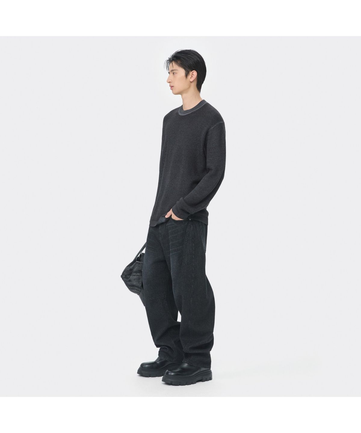 커스텀멜로우(CUSTOMELLOW) Black Garment Dyed Round Neck Sweater CWWAW25804BKX