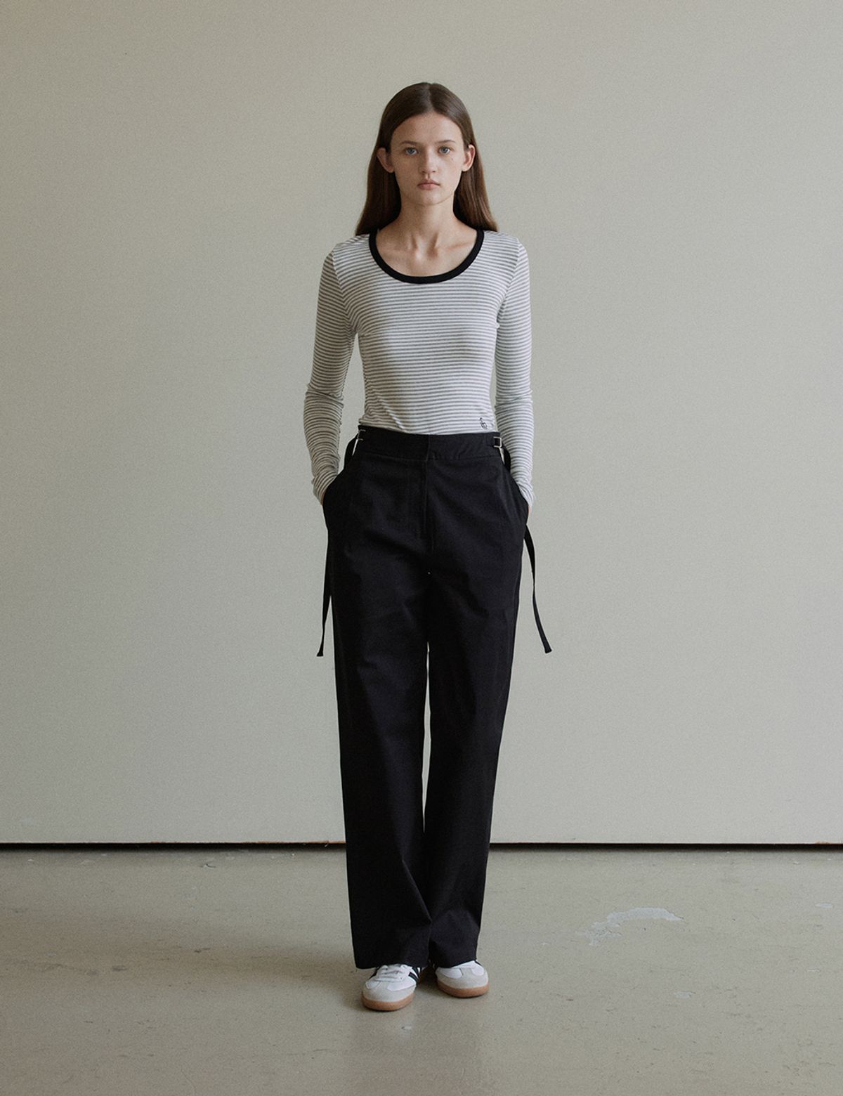 더엘로(THEELO) D-ring Strap Slacks (Black)