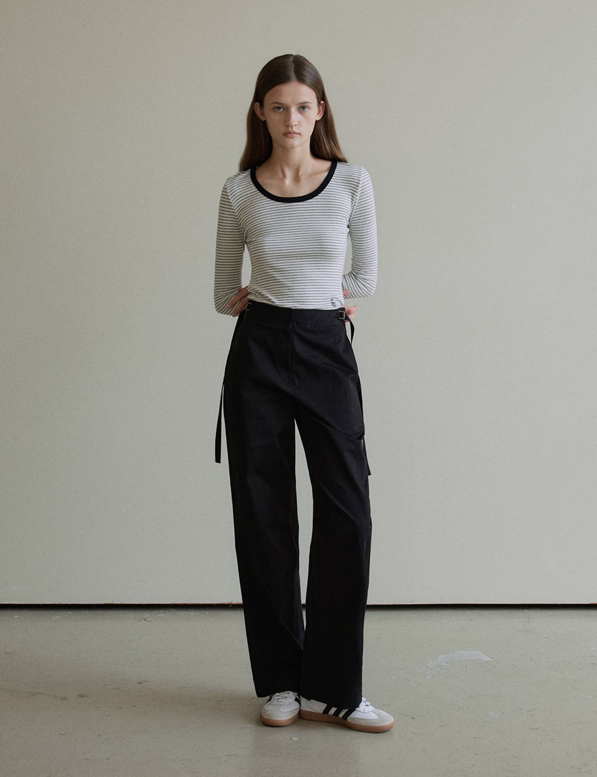 더엘로(THEELO) D-ring Strap Slacks (Black)