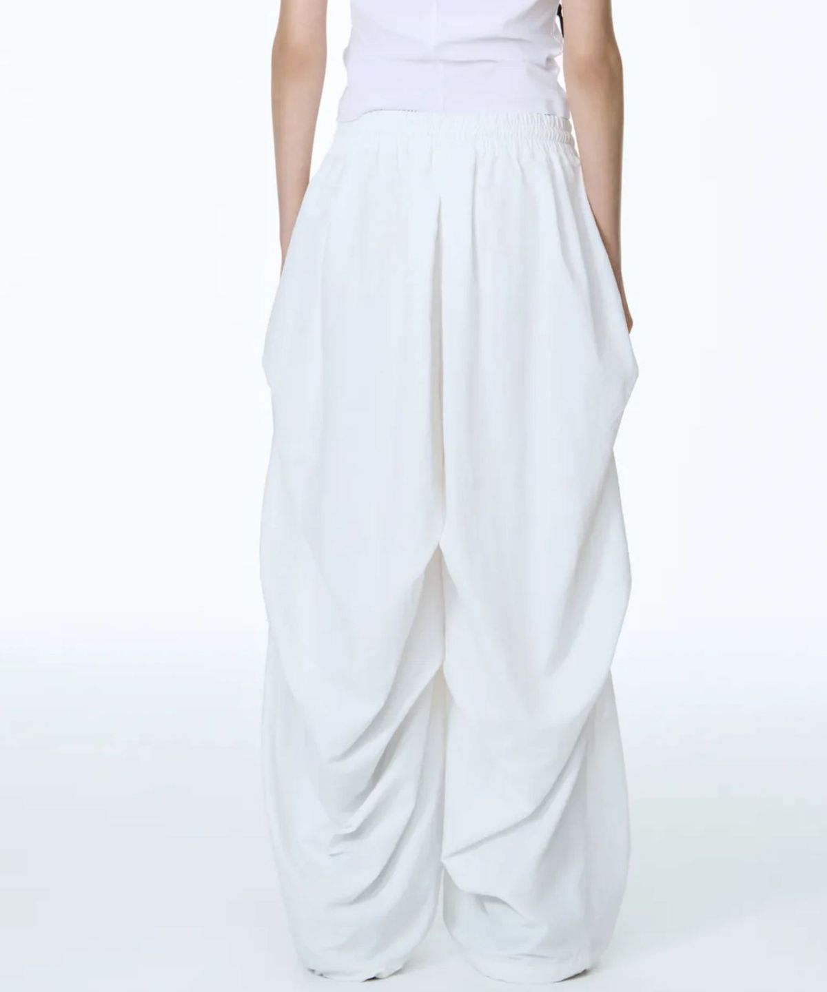 칠 하나 투 구육(71TO96) Girdle Skirt Silhouette Pants (White)