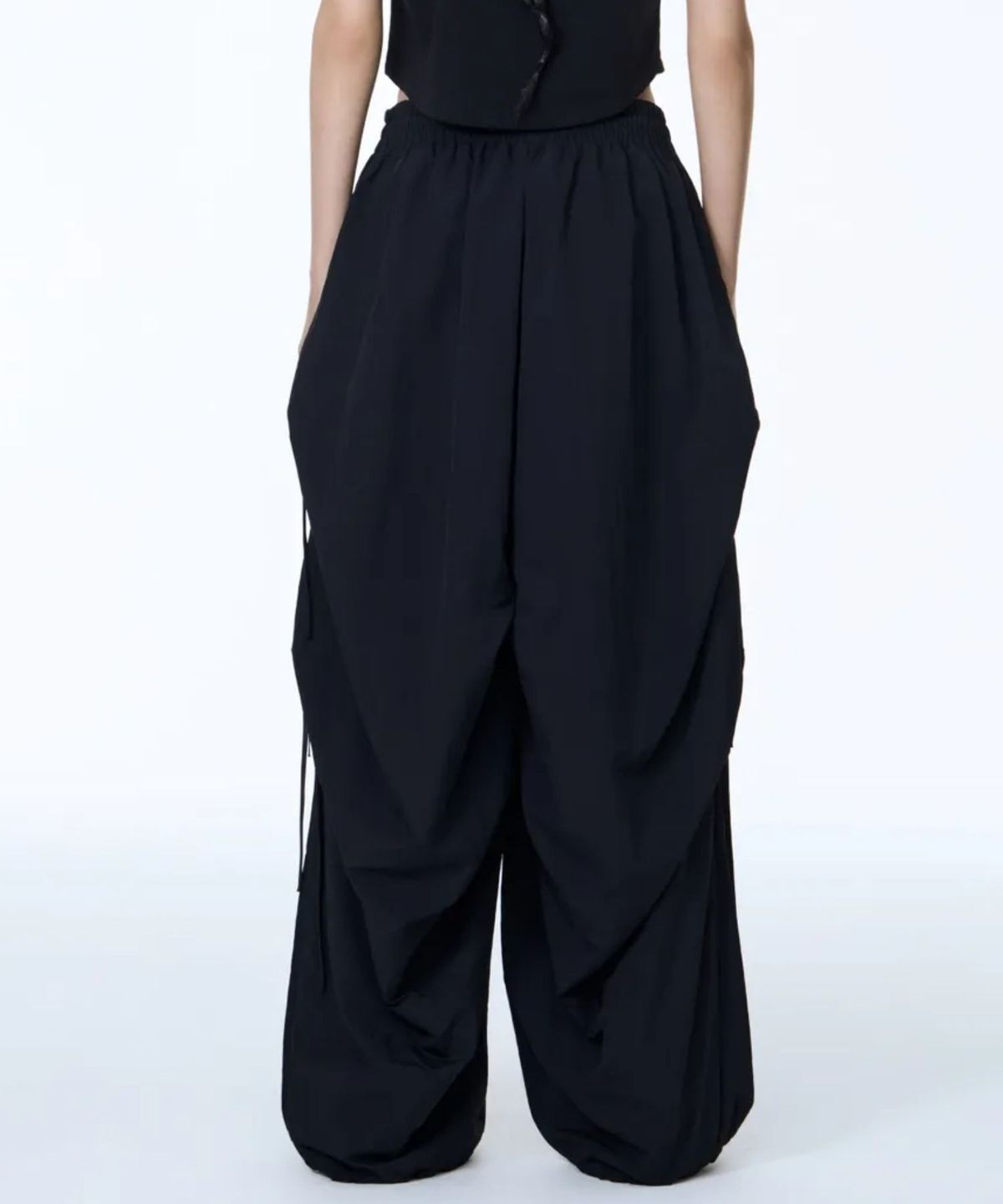 칠 하나 투 구육(71TO96) Girdle Skirt Silhouette Pants (Black)