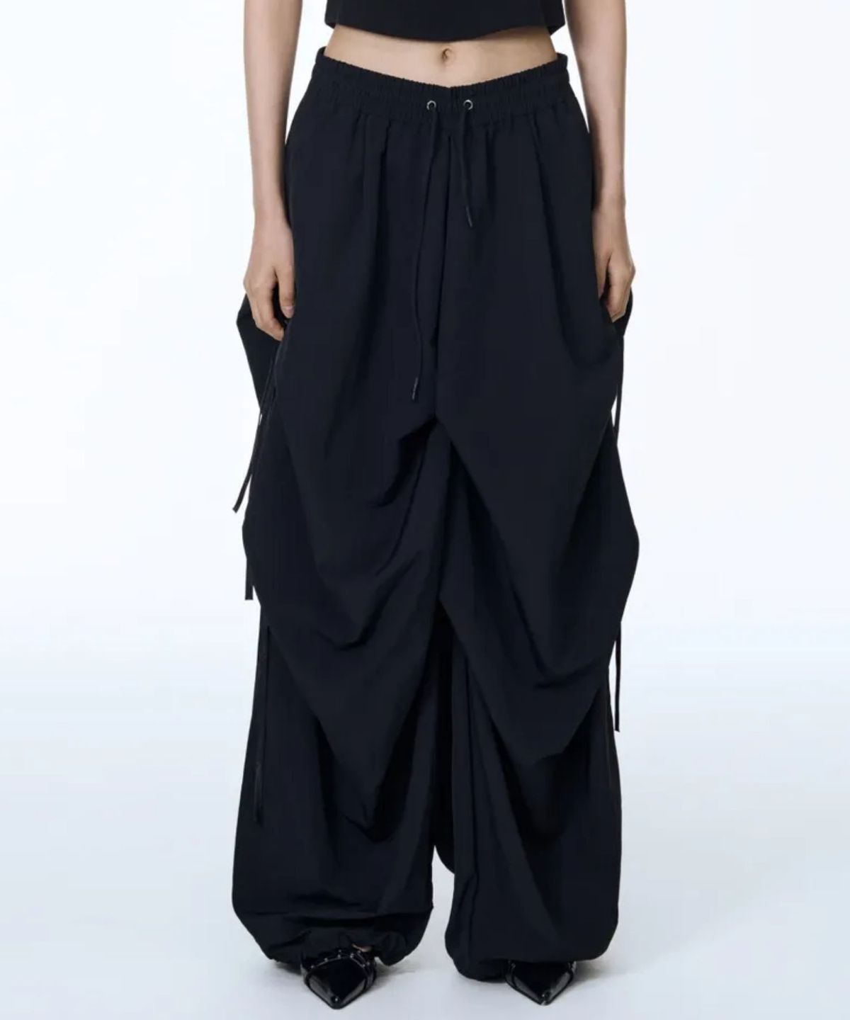 칠 하나 투 구육(71TO96) Girdle Skirt Silhouette Pants (Black)