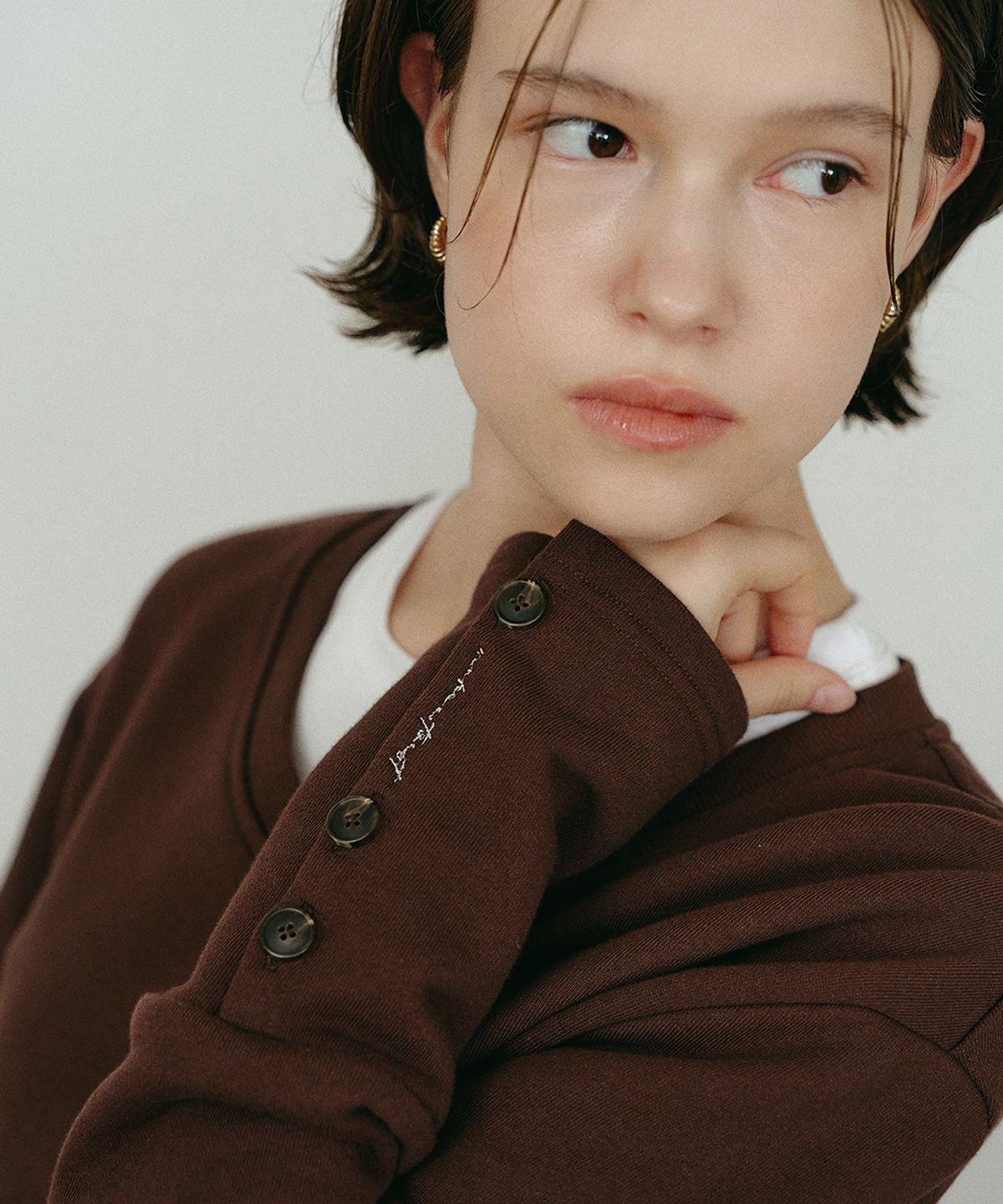 메이크어토스트(MAKE A TOAST) 핸드워머 스타일 브이넥 스웻셔츠 브라운 MBEFTO010BR