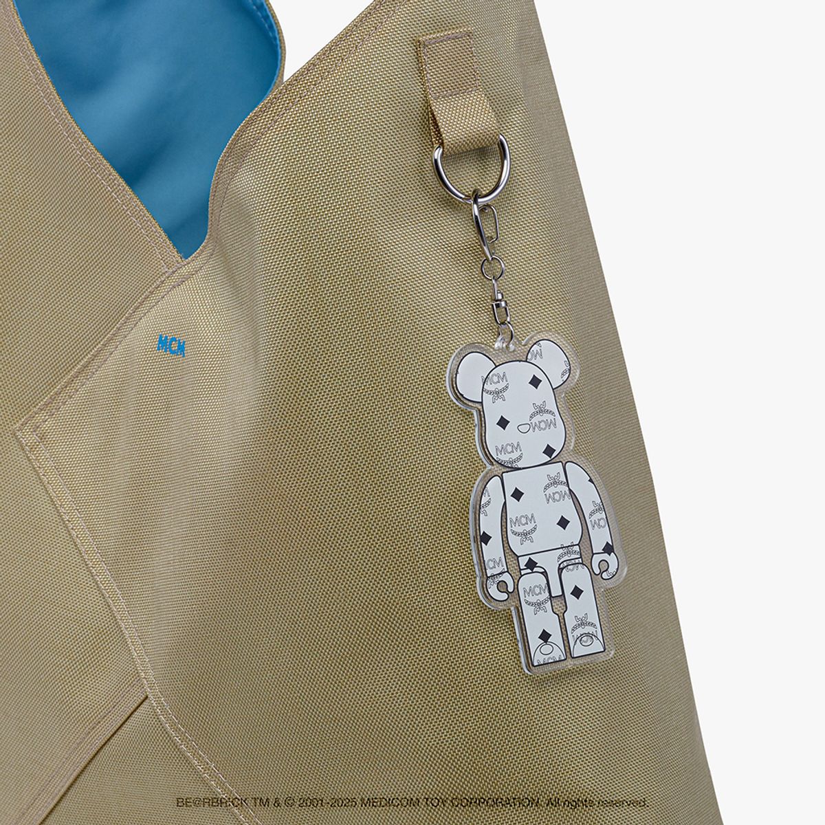엠씨엠(MCM) MCM X BE@RBRICK 참이 있는 Aren 숄더백 MMSFATA01IG